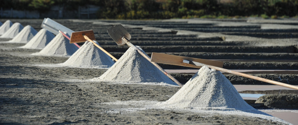 Pyramide de gros sel au bord des marais salants