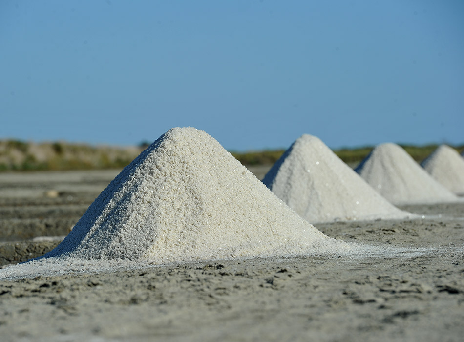 Pyramide de gros sel au bord des marais salants